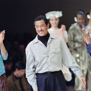 Issey Miyake applaudi au final de sa Collection Printemps-Eté présentée à Paris, le 19 octobre 1991. Sa disparition a été officialisée le 9 août. (Photo by Pierre Guillaud/AFP)