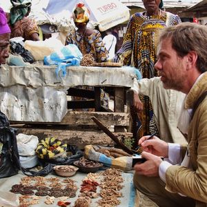 Erwann de Kerros sur le marché de Loum, au Cameroun.