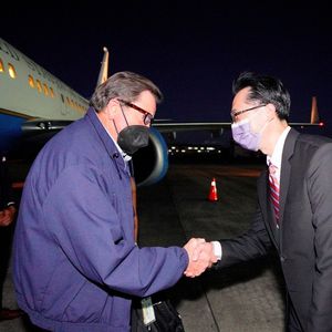 Le membre du Congrès John Garamendi, à son arrivée à Taïwan le 14 août, en compagnie du diplomate Douglas Hsu.