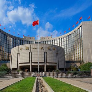 Dans un mouvement visant à soutenir le crédit et l'activité, la Banque populaire de Chine (PBoC) a abaissé deux de ses principaux taux directeurs.