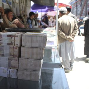 La devise afghane (afghani) a chuté sur le marché au change de Kaboul (26 avril 2022), le principal du pays.
