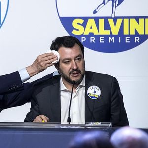 Silvio Berlusconi épongeant le front de Matteo Salvini. Lors des élections générales de 2018, dans le cadre de la coalition de centre droit, les deux hommes feront alliance.