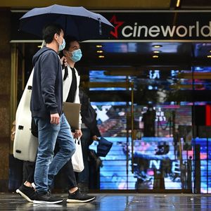 Selon un communiqué relayé par les agences, Cineworld mène des « discussions actives avec différentes parties prenantes » et évalue des « options stratégiques » afin de trouver des liquidités.