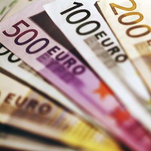 L'euro perd 13 % face au dollar en 2022 et a valu en moyenne 1,08 dollar.