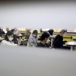Des élèves sud-coréens attendent de passer le fameux test dont dépendra la suite de leur vie.