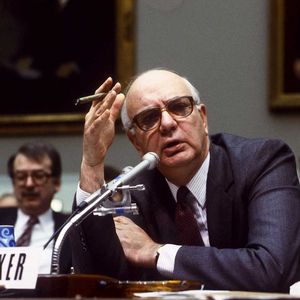 Paul Volcker (janvier 1986) et son incontournable cigare, a été le président de la Réserve fédérale (Fed) qui a relevé les taux à 20 % pour combattre l'inflation.