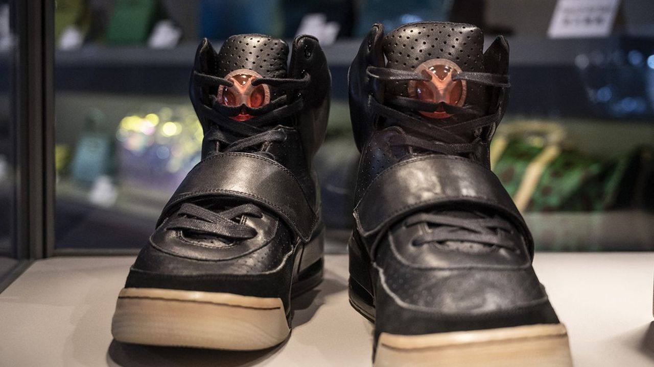 Vendue 1,8 million de dollars en 2021 par Sotheby's, la paire de sneakers « Nike Air Yeezy 1 », portée par Kanye West, avait pulvérisé le précédent record de 615.000 dollars, la « Jordan 1 » de Nike vendue par Christie's.
