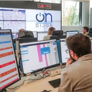 Le projet métropolitain OnDijon a été lancé en avril 2019. Il intègre et connecte toutes les infrastructures urbaines à un poste de pilotage unique et gère le portail d'information citoyen.