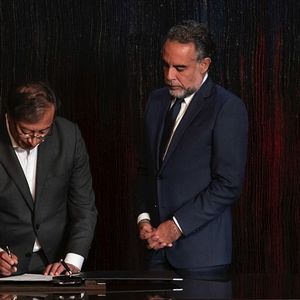 Le président colombien Gustavo Petro (gauche) nomme Armando Benedetti (droite) ambassadeur au Venezuela