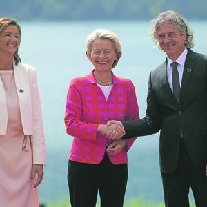 Ursula von der Leyen, présidente de la Commission, accueillie lundi à Bled par le Premier ministre slovène, Robert Golob, et la ministre slovène des Affaires étrangères, Tanja Fajon.