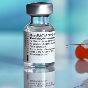 Comme Moderna, Pfizer a obtenu une autorisation de la dernière version de son vaccin bivalent (il cible deux souches Covid à la fois), par le régulateur européen des médicaments. Il assure pouvoir livrer dès septembre.