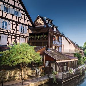 À moins d'une heure de Strasbourg, Colmar (photo) est deux fois moins chère avec un prix moyen de 2.134 euros du mètre carré (en hausse de 14 % en 5 ans) et un rendement locatif brut de 6,58 %, selon une étude de Masteos.