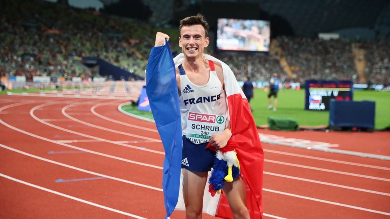 Yann Schrub, spécialiste des courses de demi-fond, après avoir remporté sa médaille de bronze sur le 10.000 mètres aux Championnats d'Europe d'athlétisme de Munich en août 2022.