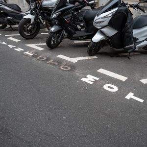 Le stationnement des scooters et motos devient payant à Paris.