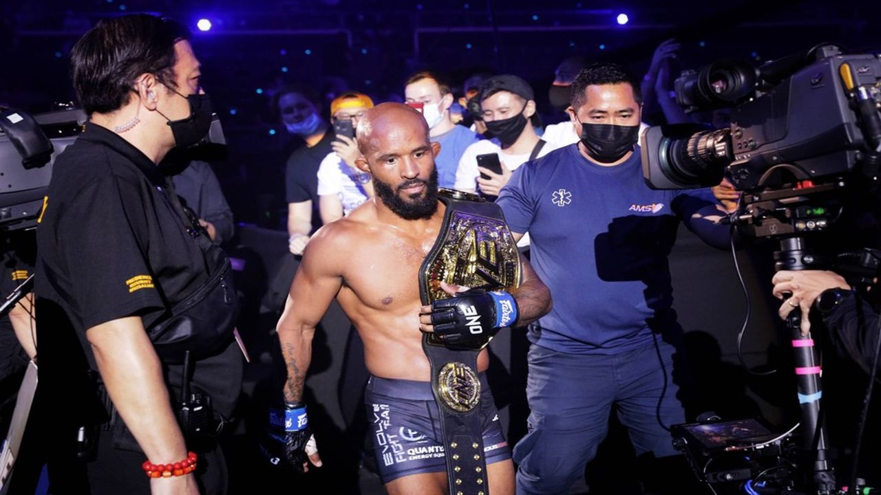 La star américaine du mixed martial arts (MMA) Demetrious Johnson, à Singapour en août 2022.