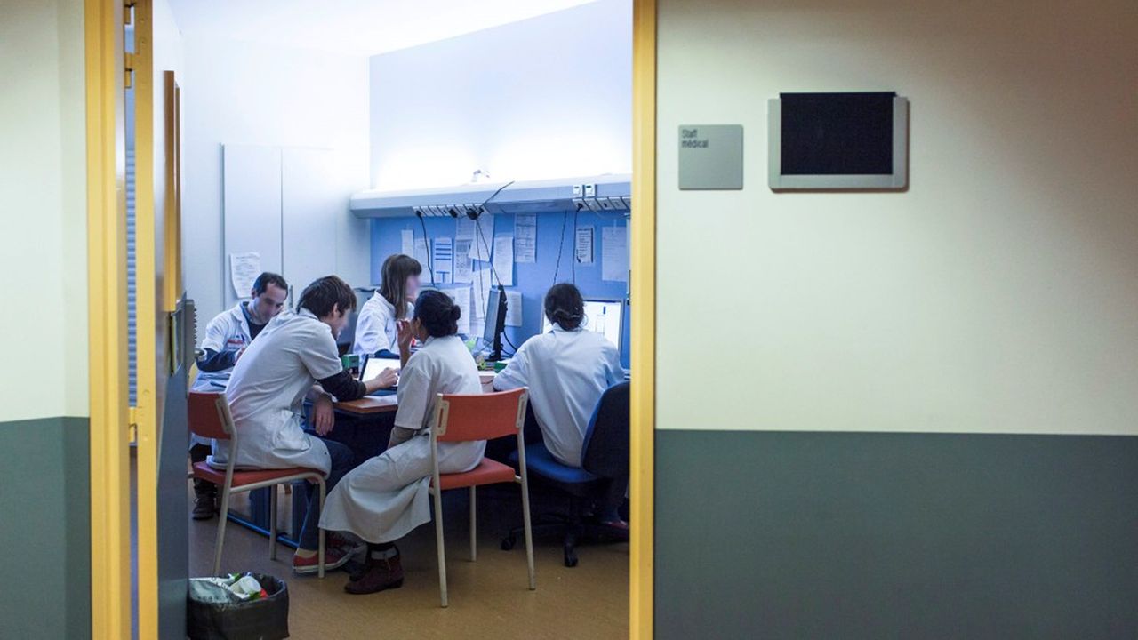 Des internes en medecine ainsi que des étudiants externes regardent les derniers résultats de différentes analyses et examens de patients traités pour des leucémies à l'hôpital Saint-Louis, à Paris.