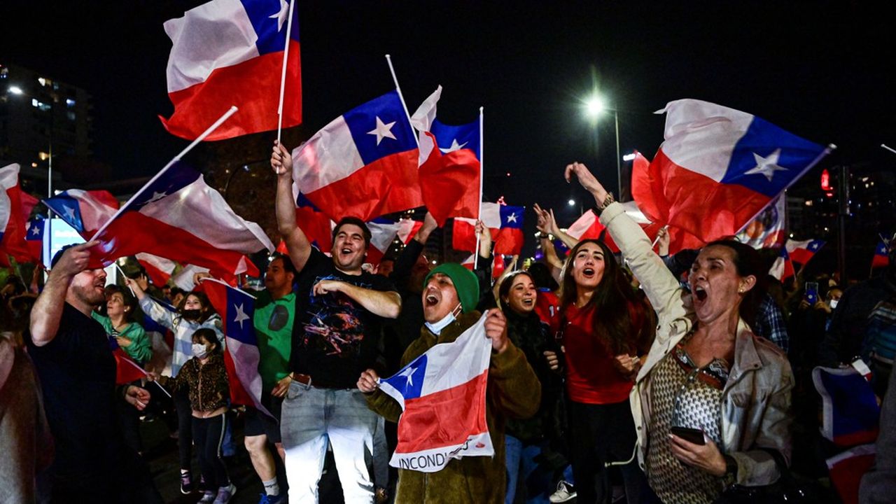 Los chilenos votan abrumadoramente “no” a la nueva constitución