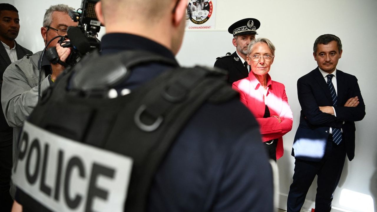 Dans les cinq ans, l'Etat « va recruter 8.500 policiers et gendarmes supplémentaires dont 3.000 dès l'année prochaine », a annoncé mardi la Première ministre Elisabeth Borne, en visite dans un commissariat parisien.