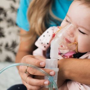 La bronchiolite est due au très contagieux « virus respiratoire syncytial » (VRS), qui crée chaque année une épidémie hivernale. Chez les plus de 65 ans, sa mortalité est en ligne avec celle de la grippe, et le VRS est la deuxième cause de mortalité infantile. Il touche 90 % des bébés avant leurs 24 mois.