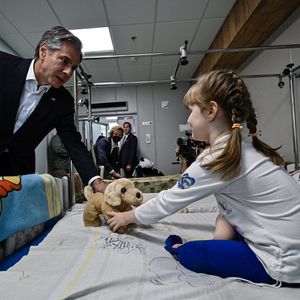 Le secrétaire d'Etat américain, Antony Blinken, a rencontré des enfants blessés par les combats à Kiev, au début de sa visite impromptue, jeudi.