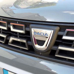 Dans le secteur de l'automobile, le succès de la gamme low cost Dacia ne se dément pas, au point de représenter aujourd'hui 40 % des ventes de Renault.