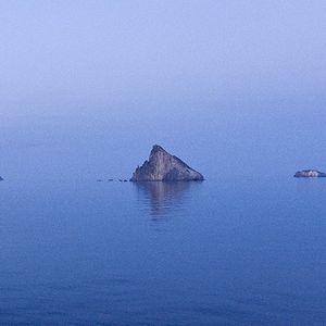 Basiluzzo, la plus grandedes îles Eoliennes non habitées. À l'arrière-plan, le volcan de Stromboli.