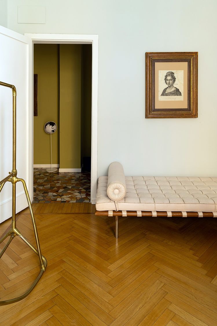 In the living room, “Barcelona” daybed by Mies van der Rohe and 19th century gravel.