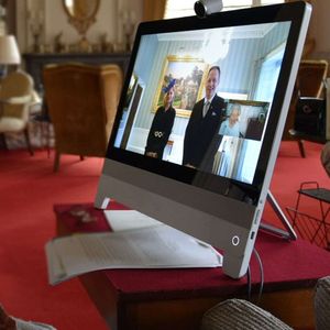 Un cliché fourni par Buckingham Palace en décembre 2020 où la reine échange avec Ferenc Kumin, ambassadeur de Hongrie.