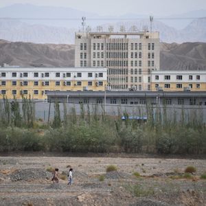Un centre d'« éducation professionnelle » dans le Xinjiang, que l'on pense être un camp de travail forcé.
