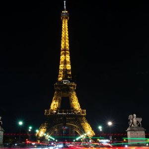 La tour Eiffel ne sera bientôt plus illuminée à partir de 23h45, alors qu'elle est actuellement allumée jusqu'à 1 heure du matin.
