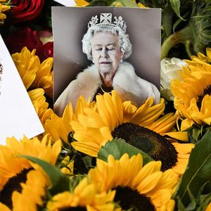 Des milliers de Britanniques sont venus déposer des fleurs devant le palais de Buckingham, à Windsor ou encore à Balmoral, où la monarque est décédée.