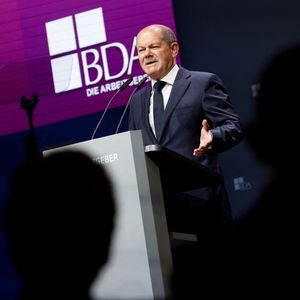« Nous travaillons d'arrache-pied pour étendre les programmes existants » d'aides aux entreprises, a déclaré Olaf Scholz mardi devant la Fédération des employeurs (BDA).