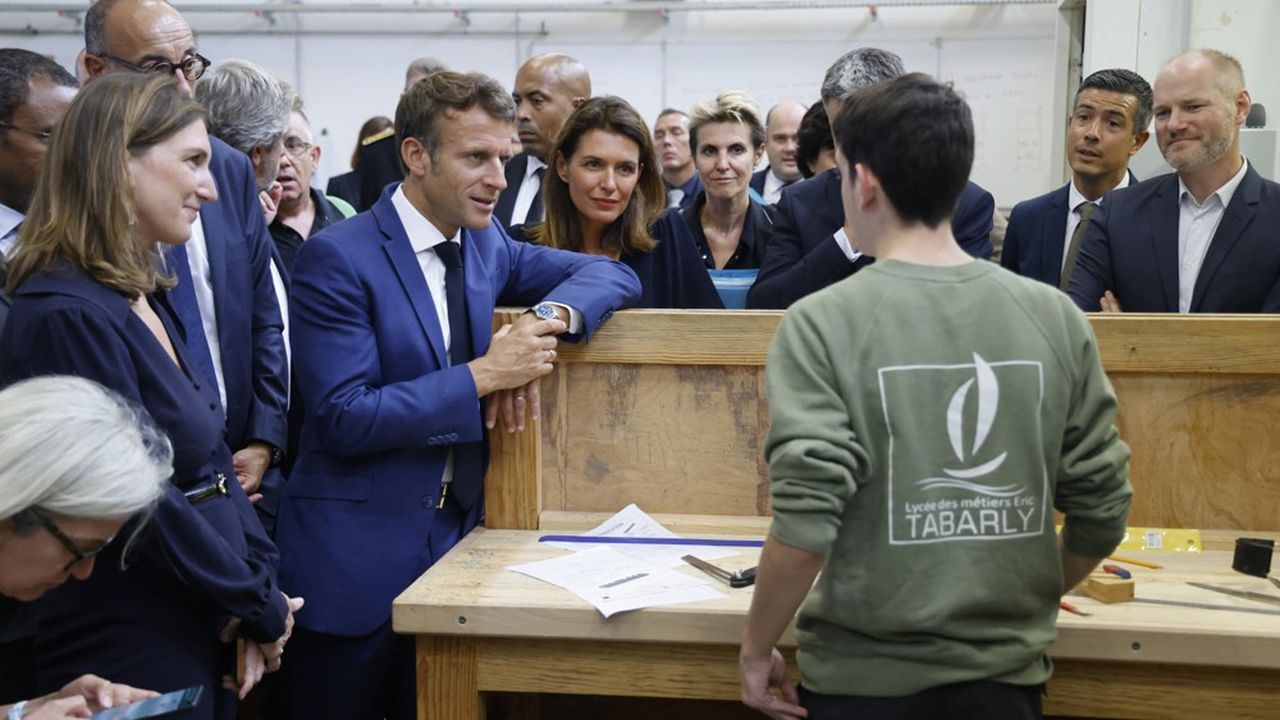 Emmanuel Macron dans l'atelier « bois » du lycée professionnel Eric-Tabarly aux Sables-d'Olonne.
