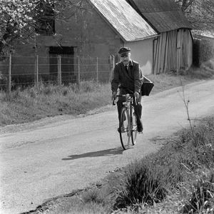 Michel Davelu, facteur à Evreux et gagnant du premier Loto Sportif, pose sur sa bicyclette, le 24 avril 1985.