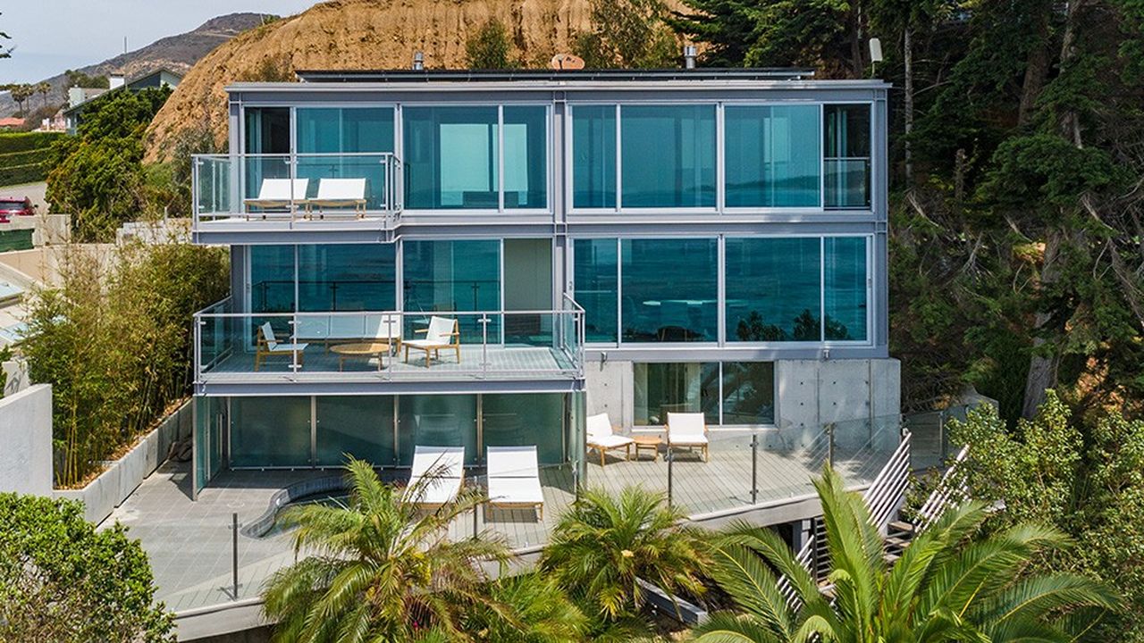 Sur la plage de Malibu, la villa se compose de quatre chambres et quatre salles de bain, ainsi que d'une salle de sport et d'un home cinéma.