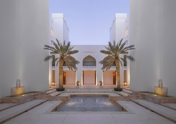 A Mascate, capitale du sultanat d'Oman, le « Chedi » invite à la découverte d'un Orient authentique.