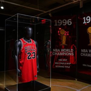 Ce maillot a été porté par Michael Jordan, lors de son dernier titre victorieux de NBA, en 1998.