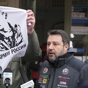 Le numéro un de la ligue du nord, Matteo Salvini, pose à côté d'un tee-shirt à la gloire de Vladimir Poutine que lui brandissait un maire local en signe de dérision lors d'un voyage en Pologne en mars dernier.