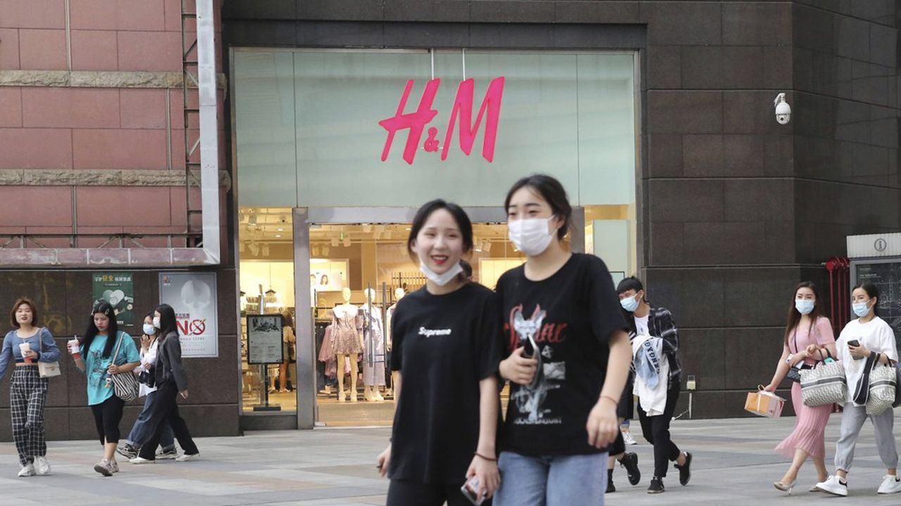 La firme de prêt à porter H & M est confrontée à un boycott en Chine car elle a annoncé qu'elle n'utiliserait plus de coton produit dans la région du Xinjiang.