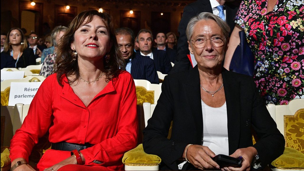 Carole Delga, la présidente (PS) de la région Occitanie (à gauche), et la Première ministre, Elisabeth Borne, vendredi lors du congrès de Régions de France à Vichy.