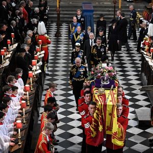 La famille royale réunie derrière le cercueil d'Elizabeth II.