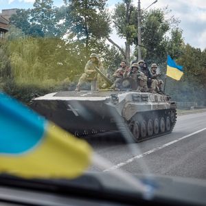 Des chars ukrainiens patrouillent désormais dans la ville de Koupiansk, récemment reprise à l'armée russe, dans la région de Kharkiv.