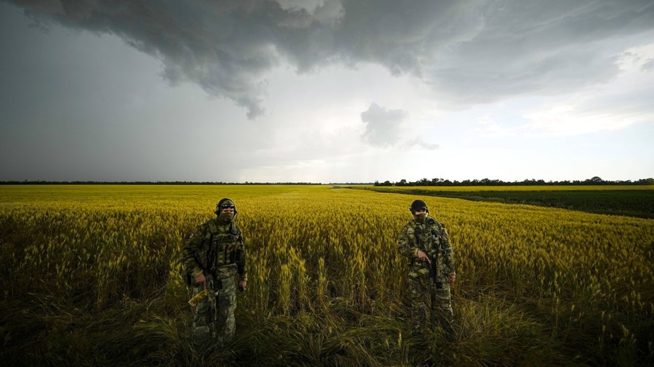 Des soldats russes non loin de la centrale de Zaporijia, en Ukraine.