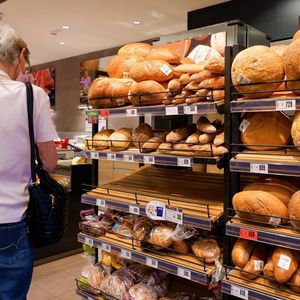 Des miches de pain et des baguettes en vente dans un supermarché de Budapest, Le prix du pain a bondi de 65,5 % en Hongrie en un an.