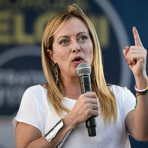 La présidente du parti d'extrême droite Fratelli d'Italia, Giorgia Meloni, apparaît comme la favorite des élections législatives qui doivent se dérouler dimanche 25 septembre en Italie.