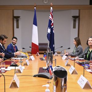 Le ministre délégué chargé du Commerce Olivier Becht (à gauche) et son homologue australien Don Farrell à Canberra lundi.
