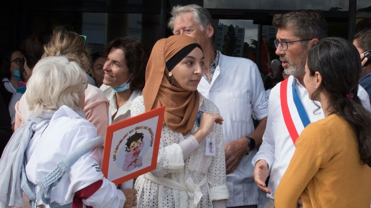 Hiba Trraf au centre pendant la manifestation de samedi 17 septembre à Montluçon, avec à sa droite le maire de la ville.