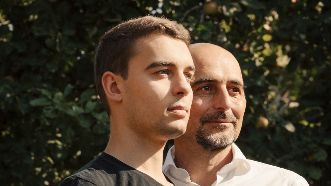 Axel Reinaud, PDG de Net Zero (à droite) et son fils Olivier, directeur général de la start-up, à Maincourt (Yvelines), en août 2022