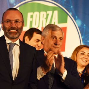Le président du Parti populaire européen, Manfred Weber, aux côtés de l'ancien président du Parlement européen Antonio Tajani, à une convention de Forza Italia à Naples en mai 2022.