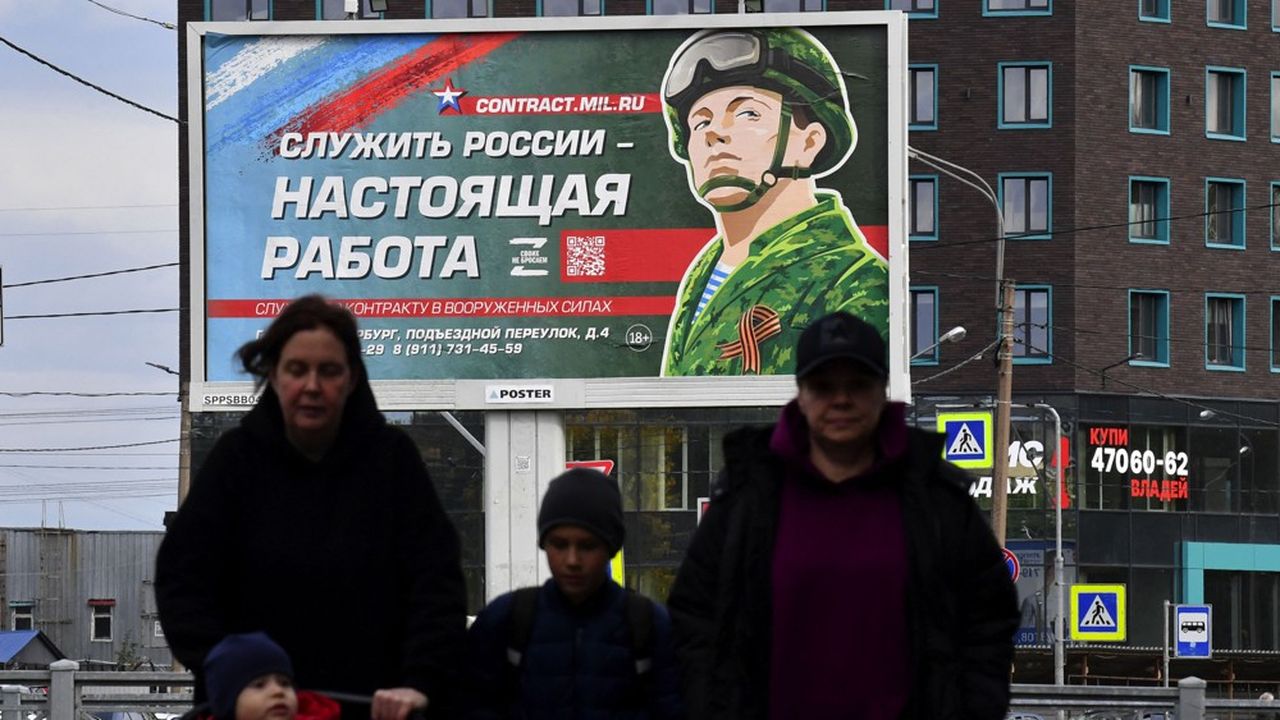A Saint-Pétersbourg, un panneau publicitaire appelle à rejoindre l'armée russe, « un vrai travail ».